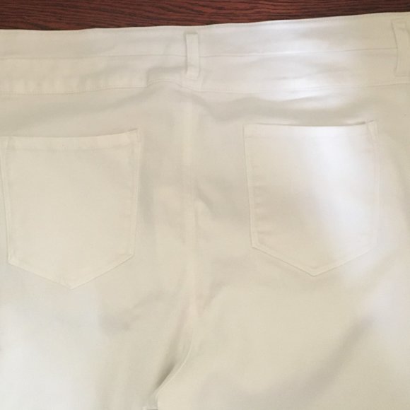 Woman's Bisou Bisou White Bootcut Jeans. Size 22W. New. - Picture 4 of 6